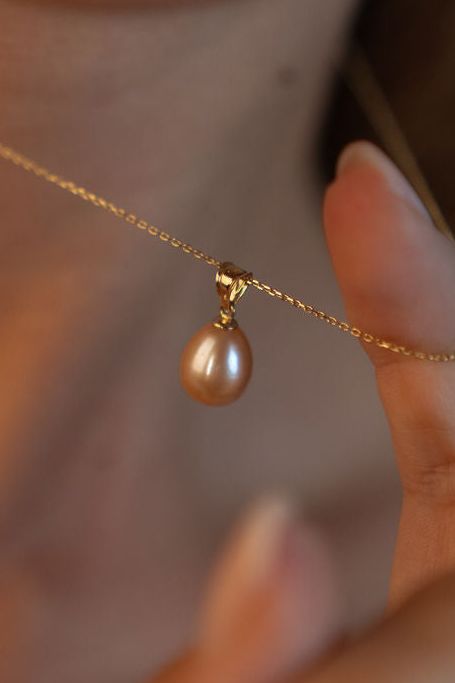 Pandantiv cu perlă naturală roz, purtat la gât