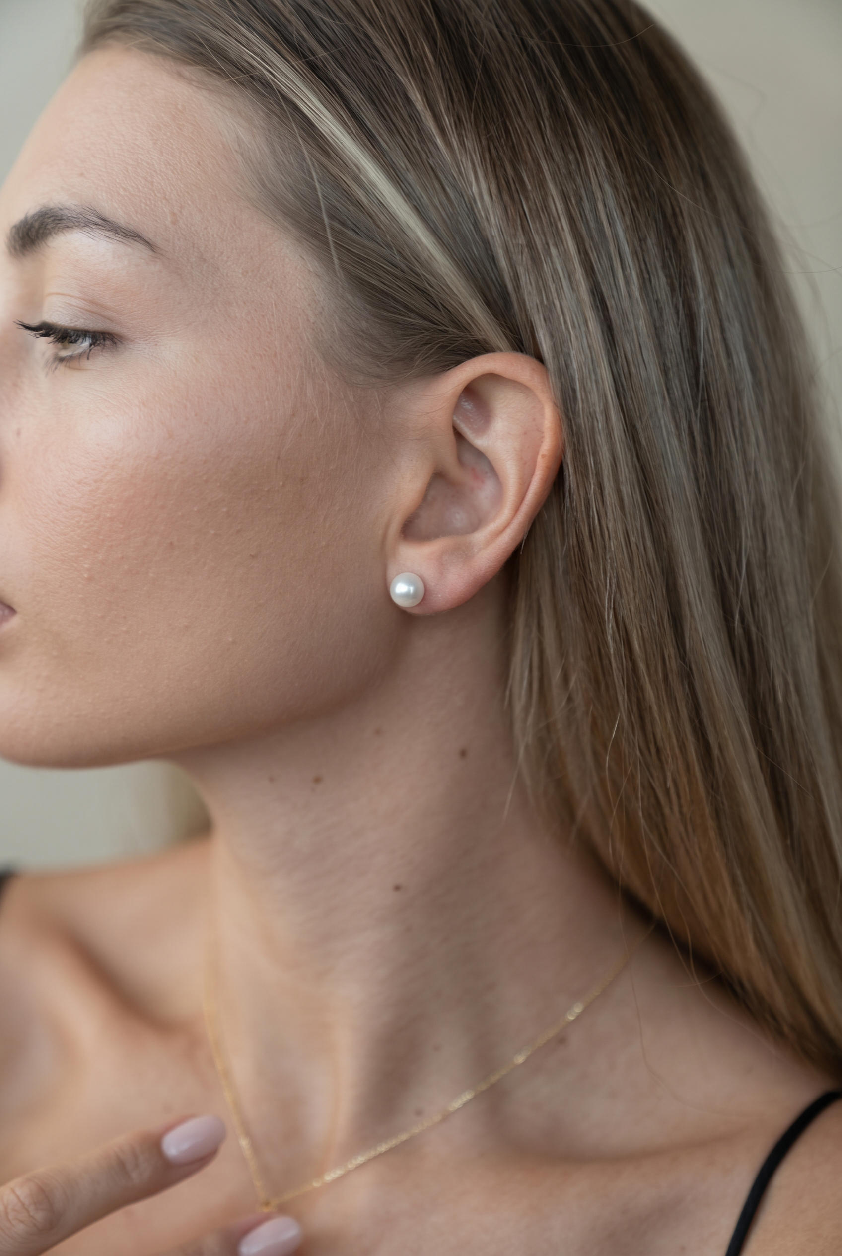 cercei stud perle naturale albe 8-9mm aur 14k lifestyle - royal pearls